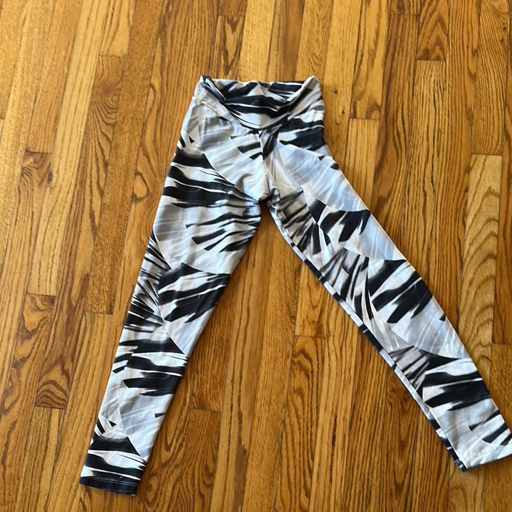 Black and White Patterned Leggings with High Waist